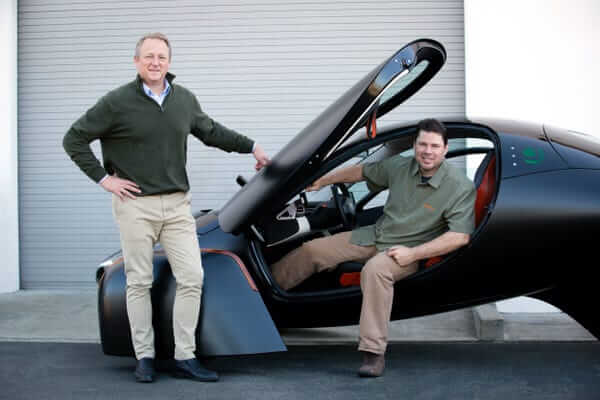 Chris Anthony (à direita), CEO da Aptera Motors e criador do primeiro carro elétrico movido a energia solar sem recarga.