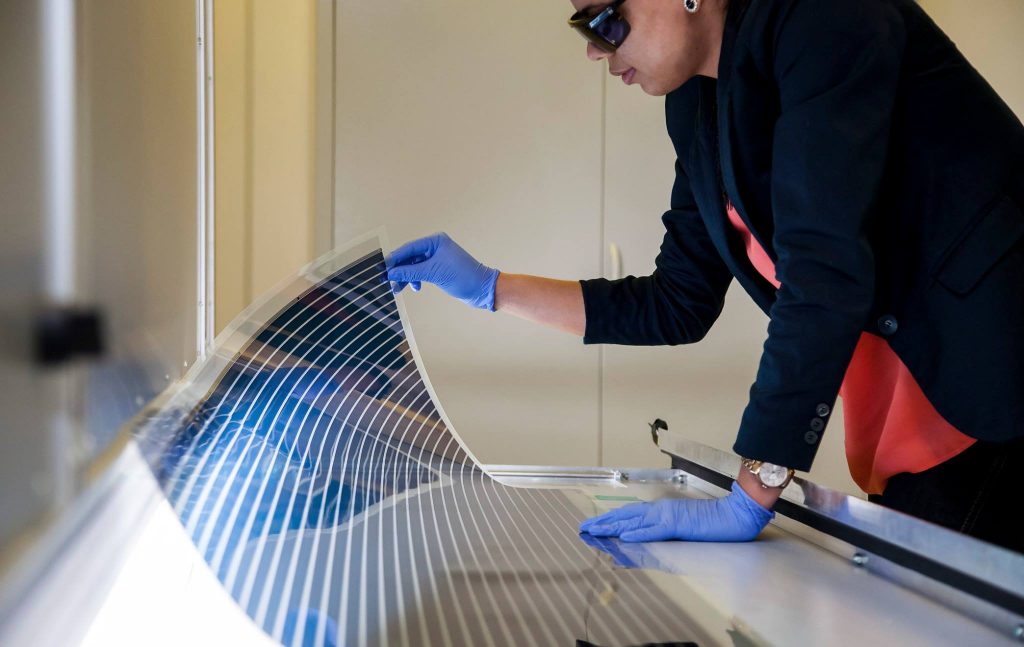 Já em relação à produção do painel solar, o processo é ainda mais simples, visto que prensas similares às usadas em jornais garantem às cinco camadas de tintas necessárias ao filme de plástico.