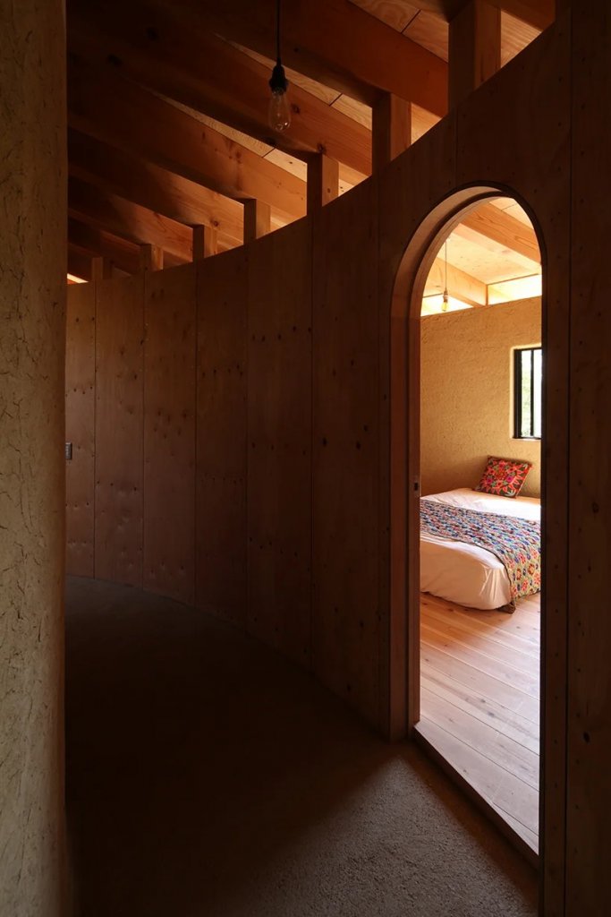 Os quartos da casa em espiral com telhado verde são acessados ​​por meio do corredor principal. (Divulgação/Kaori Ichikawa)