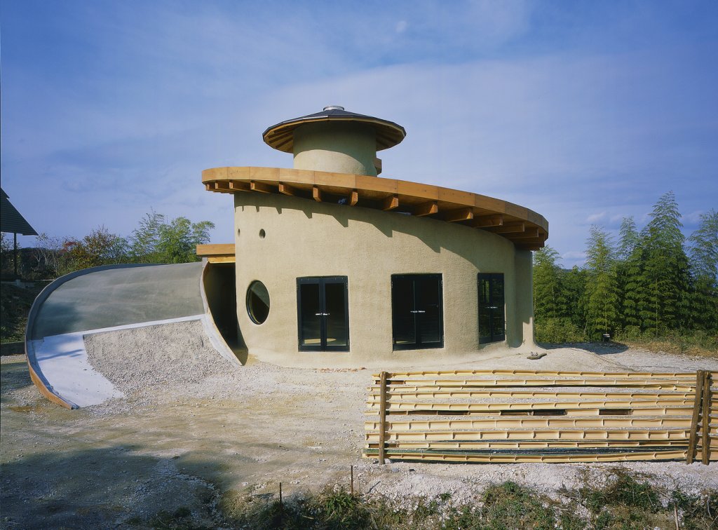 A casa em espiral com telhado verde leva em conta a natureza temperada da Ilha Awaji. (Divulgação/Kaori Ichikawa)