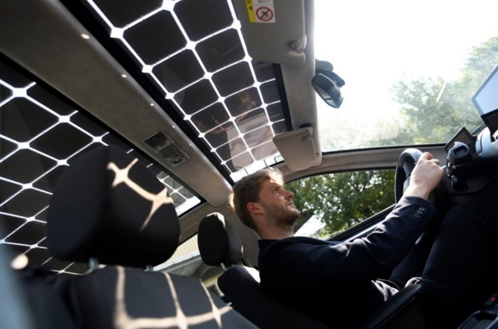 O carro elétrico solar tem células solares em todas as partes externas (retas e curvas), incluindo o capô, teto, portas e traseira. (Divulgação/Sono Motors)
