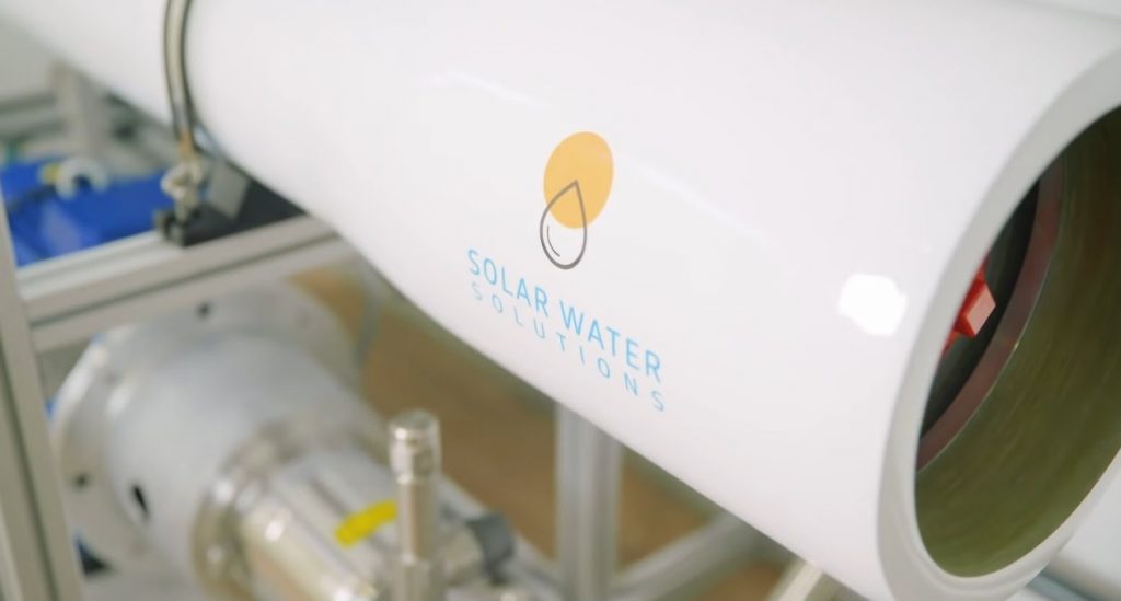 O sistema do dessalinizador via usina solar da Solar Water Solutions fica dentro de um contêiner, inclusive, seu funcionamento energético se dá por meio de painéis solares.