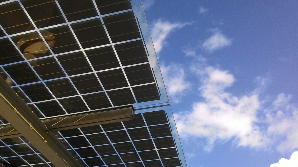 A energia adquirida pelo estacionamento com telhas solares pode ser injetada na rede elétrica para geração de créditos energéticos.