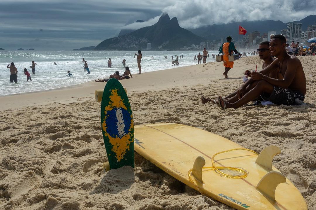 Tampinhas de Plástico Viram Skate na Favela da Rocinha