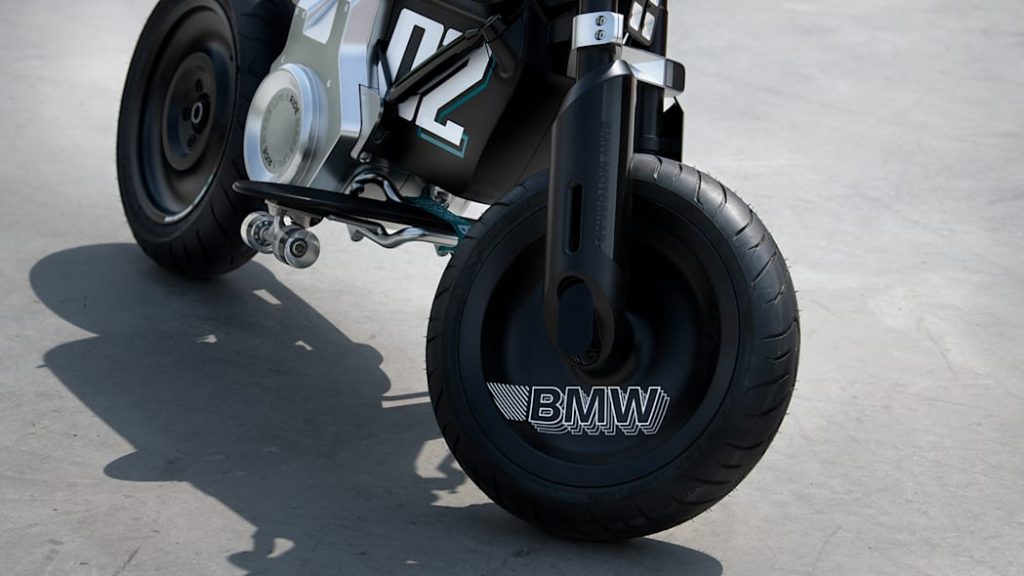 As rodas da nova moto elétrica da BMW possuem um formato fechado e aros de 15 polegadas.