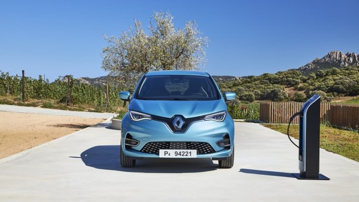 A Renault promete uma autonomia para o carro elétrico de 230 km em ciclo misto WLTP e 305 km em ciclo urbano, porém, com uma velocidade máxima de 105 km/h.