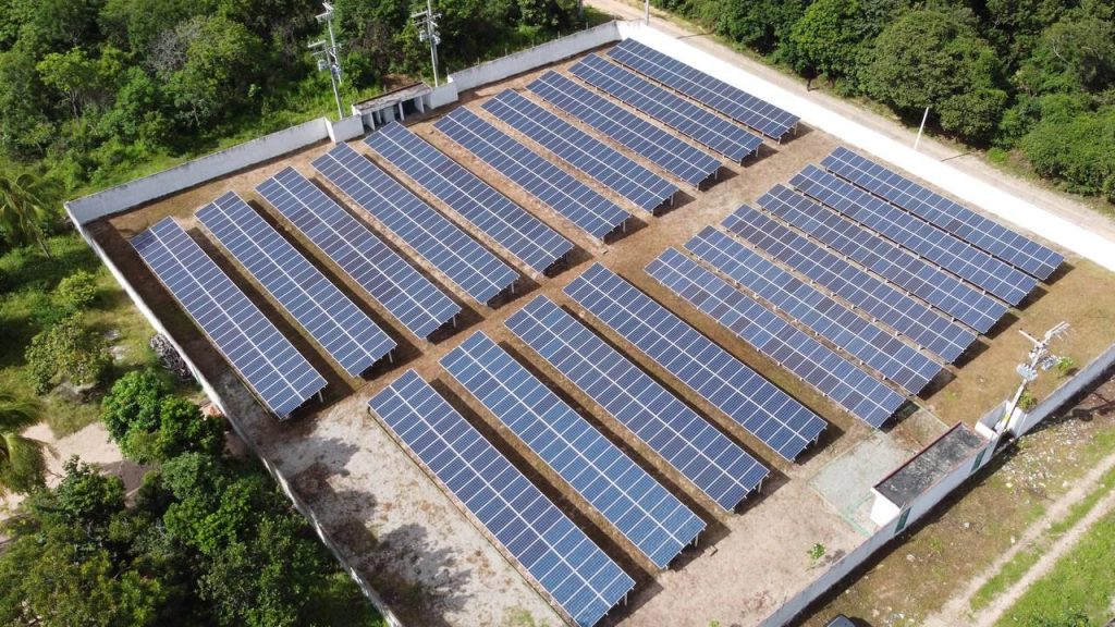 O complexo solar terá quatro plantas solares com potências semelhantes em geração de energia.