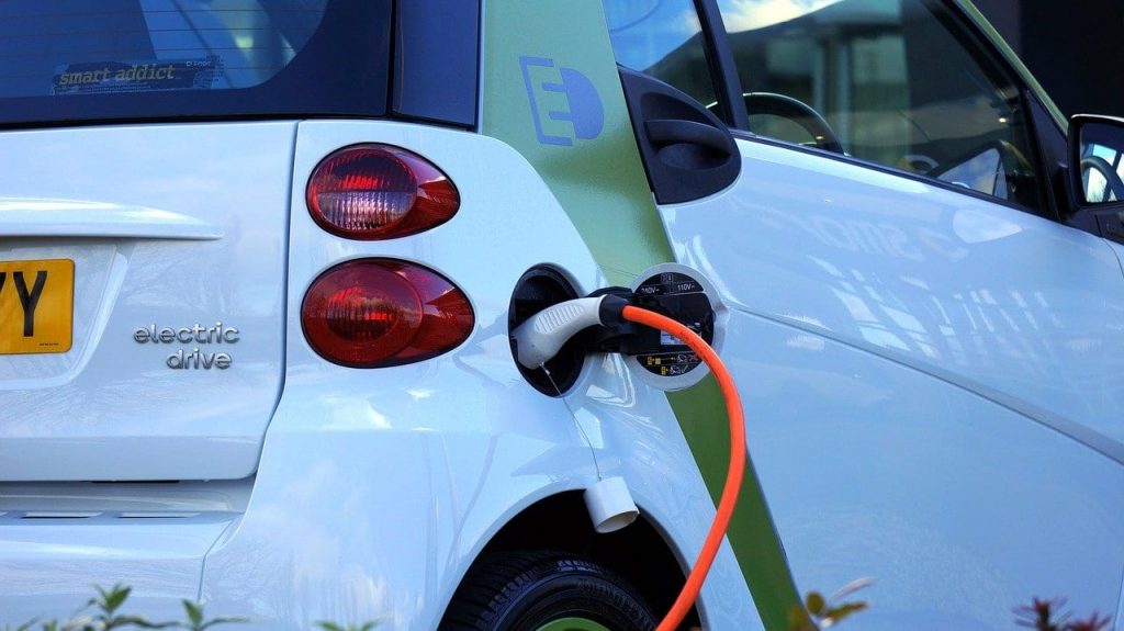 Há uma projeção para a instalação de cerca de 3,5 milhões de pontos de recarga para carros elétricos até 2030, chegando a 16,3 milhões, até 2050