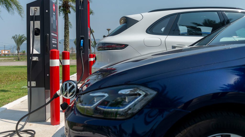 Em virtude do crescente interesse em carros elétricos do brasileiro, muitas empresas já estão se adequando para garantir o melhor acesso a mobilidade elétrica para o brasileiro.