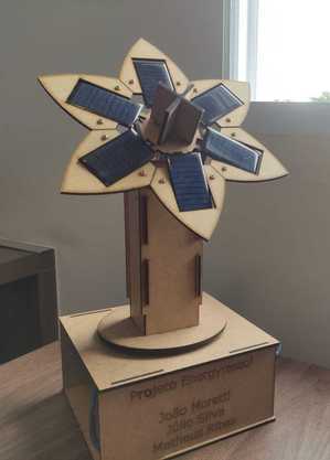 O girassol fotovoltaico funciona com um verdadeiro girassol: ele se utiliza de um mecanismo eletrônico para que a placa se movimente seguindo a luz do Sol