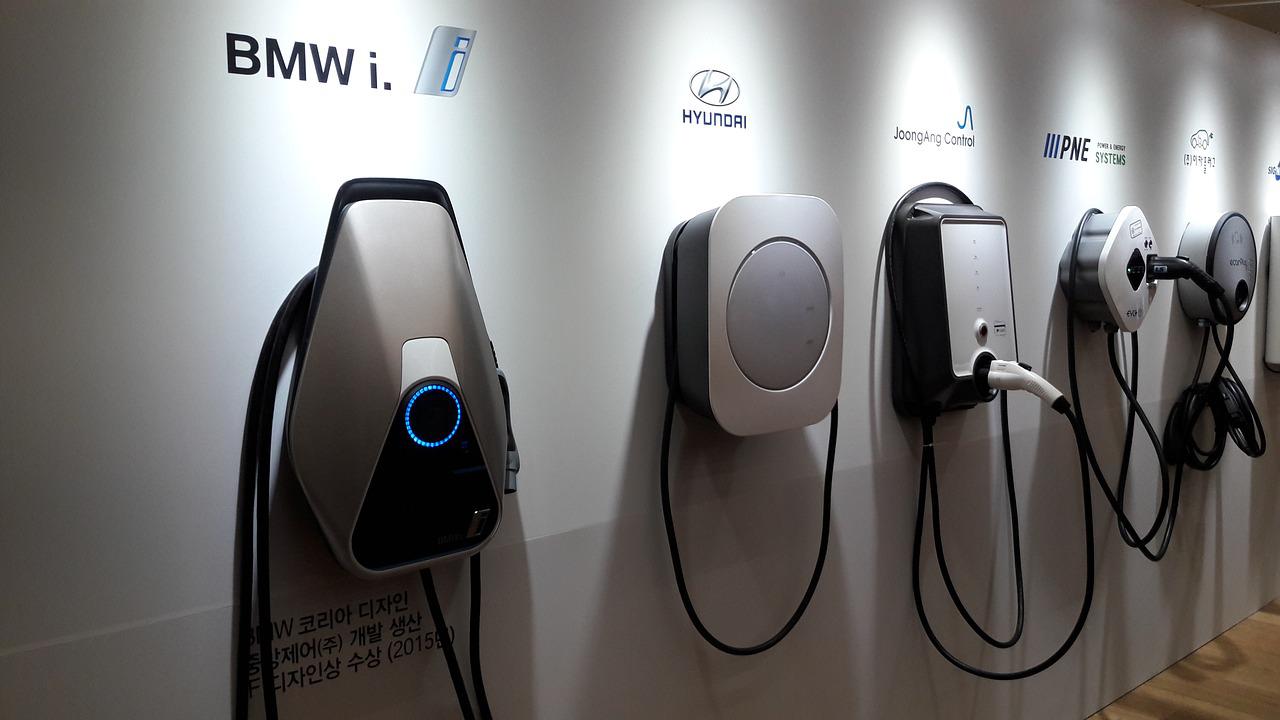 Carregador de Carro Elétrico: Como Funciona, Tipos e Tomadas (+4 Dicas)