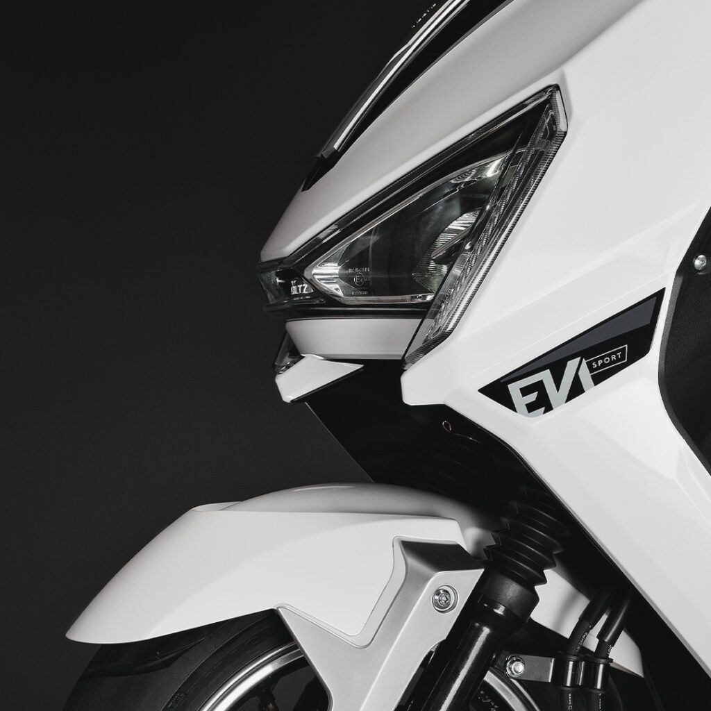 A moto elétrica Voltz EVS — lançada em 2019 —, tem um motor elétrico com 3 mil Watts de potência, o que a permite atingir até 120 km/h de velocidade e uma autonomia para percorrer até 180 km