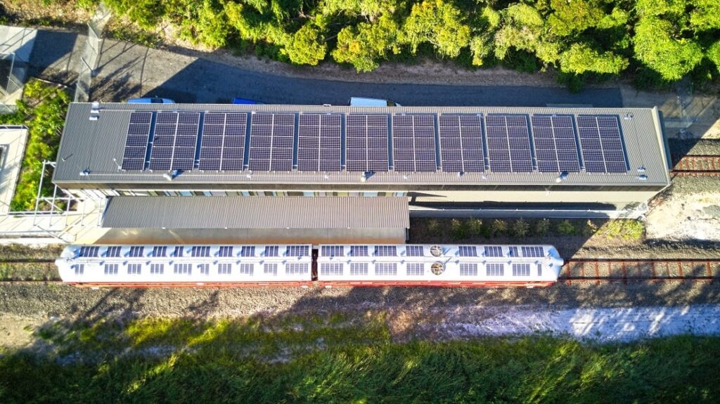 O trem turístico movido a energia solar