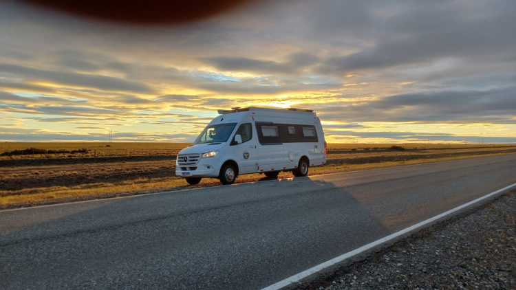 Brasileiros Lançam Motorhome Autônomo e Com Energia Solar