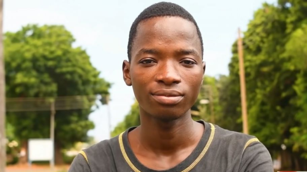 Samuel Aboagye criador da moto de madeira movida a energia solar
