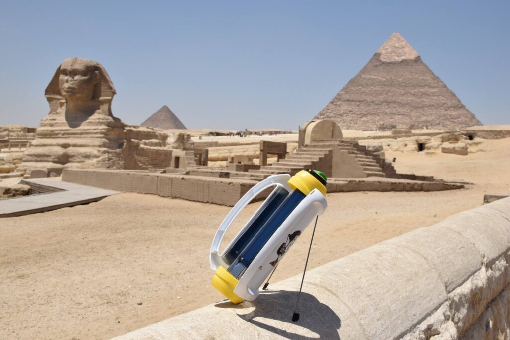 Garrafa térmica solar Solarmate sendo aquecida ao sol no Egito