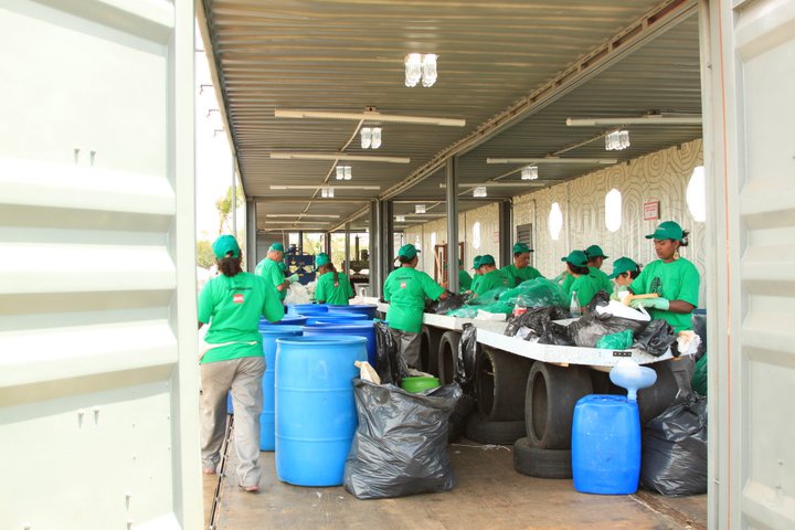 Membros do processo de reciclagem da parceria entre Recicleiros e AEPW.