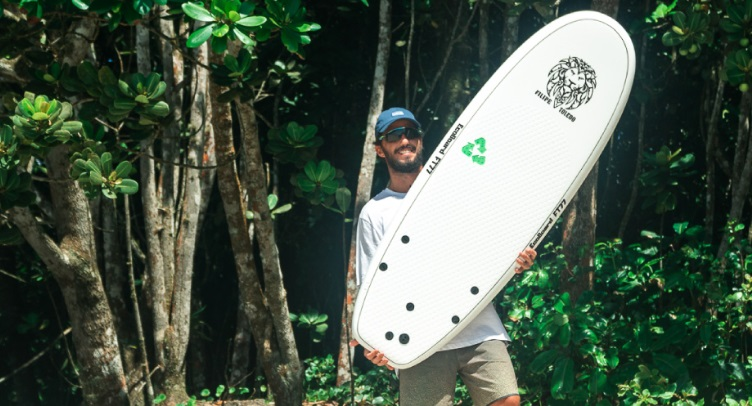 Surfista Bicampeão Mundial Filipe Toledo Cria Prancha 100% Reciclável 1 filipe toledo prancha reciclável