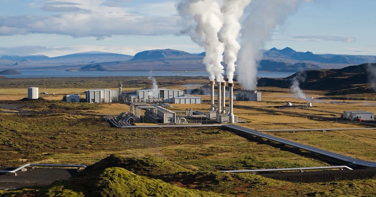 Portal EkkoGreen - Sustentabilidade, Energia Limpa e ESG no Brasil 39 Usina geotérmica de Nesjavellir na Islândia, com vapor emergindo das torres de resfriamento em paisagem vulcânica