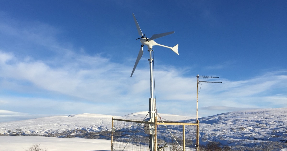 Turbina eólica residencial Ryse Energy E-5 instalada em propriedade rural