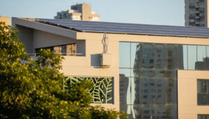 Energia Solar Comercial: Vale a Pena para uma Loja, Escritório ou Clínica