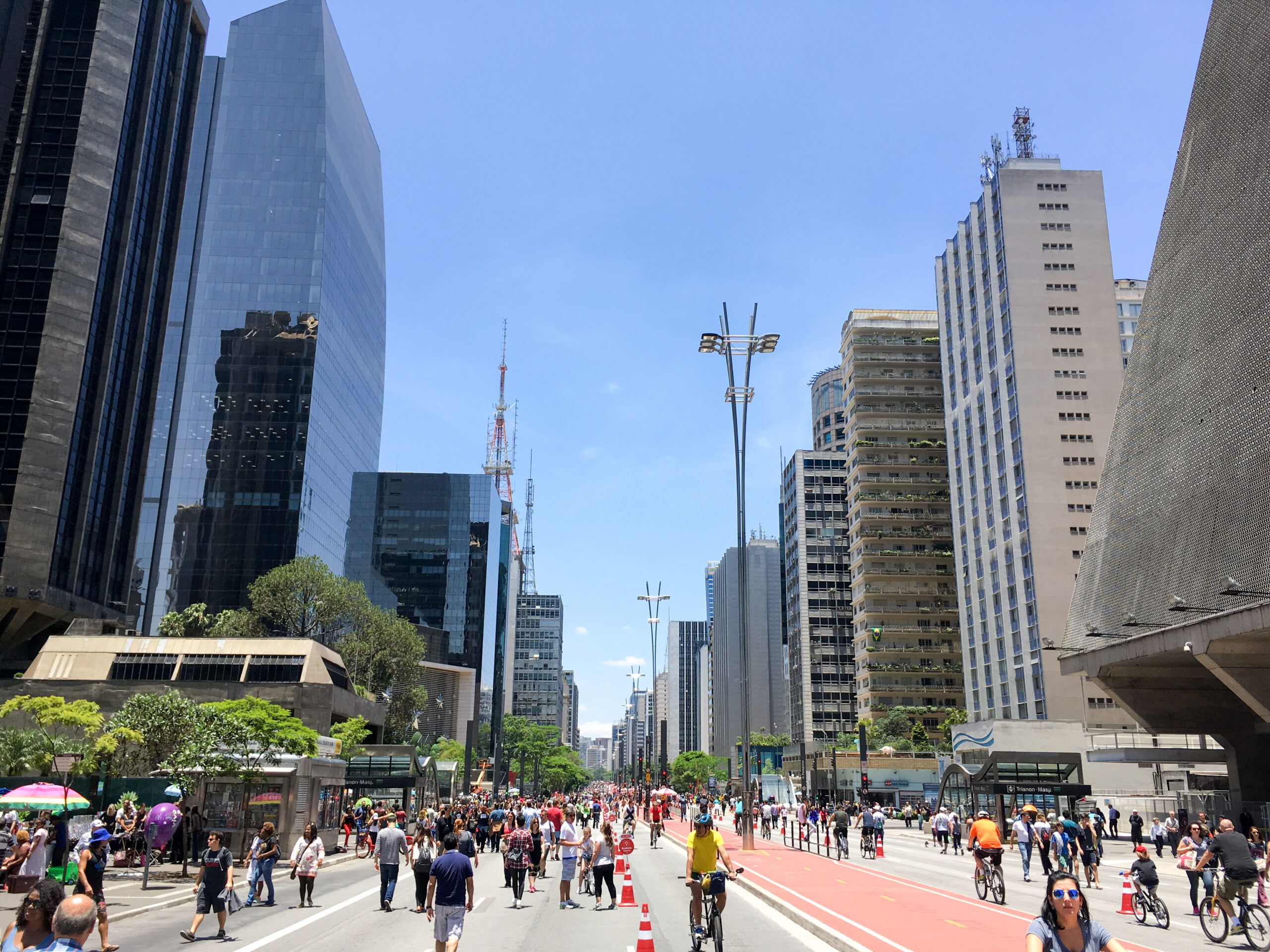 Energia e sustentabilidade em São Paulo: tarifa, clima e decisões práticas 5 Avenida Paulista, São Paulo, com circulação de pedestres e bicicletas