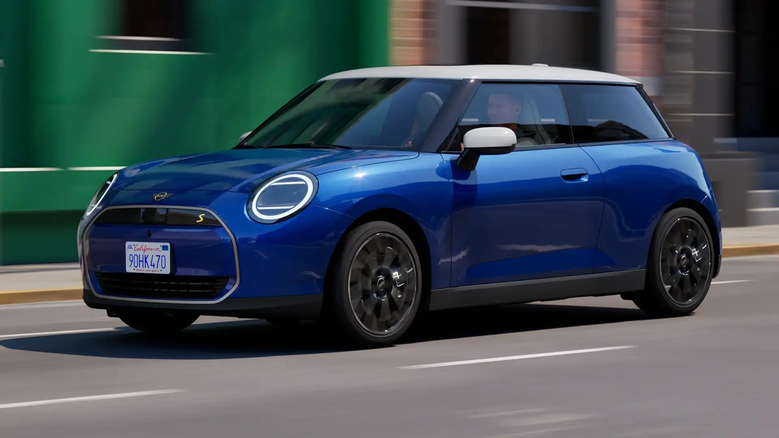 MINI Cooper elétrico azul com teto branco rodando em rua urbana