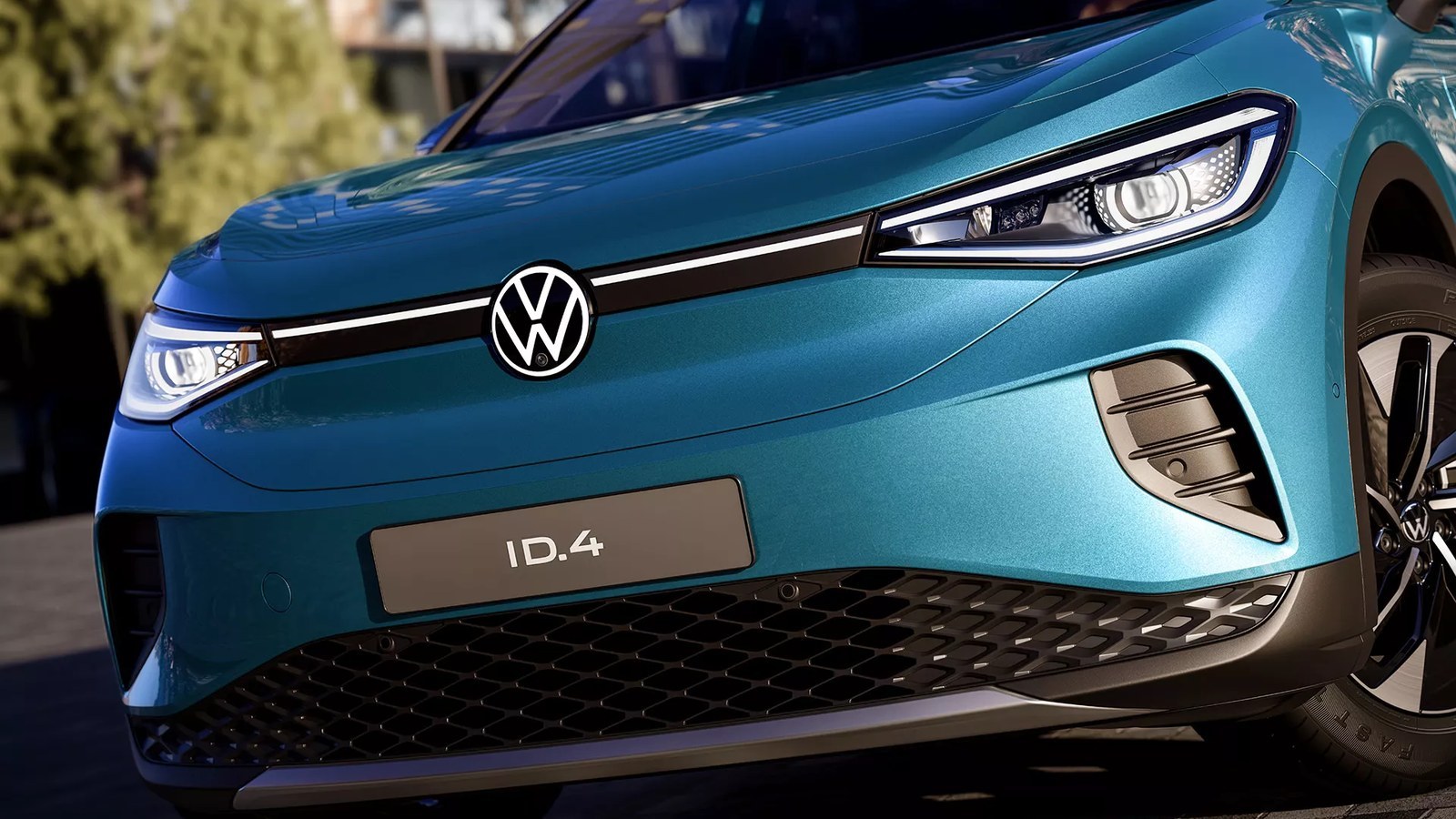 ID.4 Esgota Primeiro Lote no Dia da Estreia no Brasil 1 Volkswagen ID.4 azul visto de frente, com o logotipo da marca e os faróis visíveis.